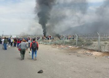 Policías y militares repelen asalto de manifestantes al aeropuerto de Arequipa, Perú
