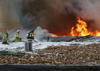 Cientos de personas huyen de gran incendio en Seúl