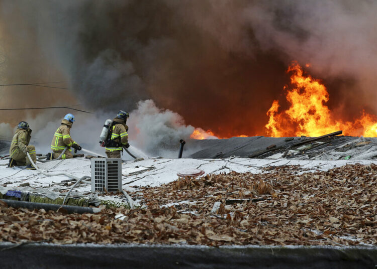 Cientos de personas huyen de gran incendio en Seúl