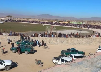 Los talibanes flagelan a 9 hombres por robo y sodomía en un estadio repleto