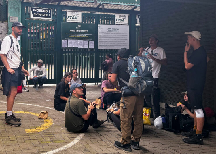 Evacúan a 418 turistas varados en Machu Picchu por protestas