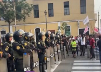 Manifestantes queman segundo puesto fronterizo de Perú con Bolivia