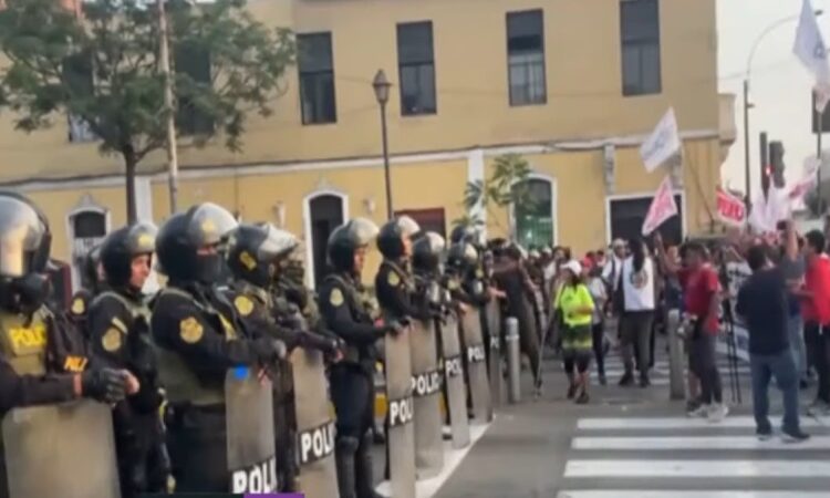 Manifestantes queman segundo puesto fronterizo de Perú con Bolivia