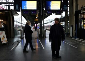 Un incendio intencional interrumpió todos los trenes en una gran estación de París