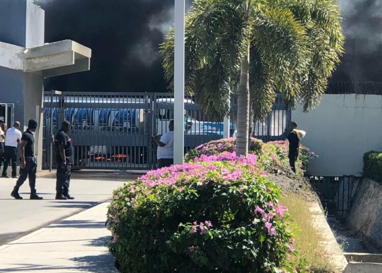 Policías atacan la residencia privada del primer ministro de Haití