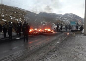 Bloqueos y enfrentamientos entre manifestantes y la Policía marcan otra jornada de protestas en Perú