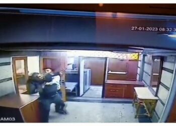 (VIDEOS) Un violento ataque a la embajada de Azerbaiyán en Irán dejó un muerto y dos heridos