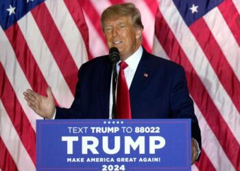 Donald Trump relanzó su campaña electoral ante poco público y un breve discurso