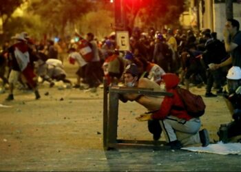(IMÁGENES FUERTES) Fallece un manifestante en las protestas en Lima y ya son 58 desde el inicio de la crisis política