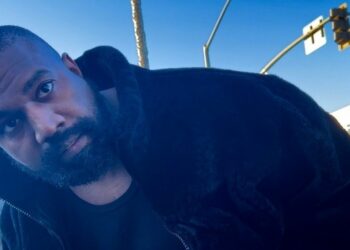 (VIDEO) Kanye West le arrebata el teléfono a una mujer que lo grababa y lo tira a la calle