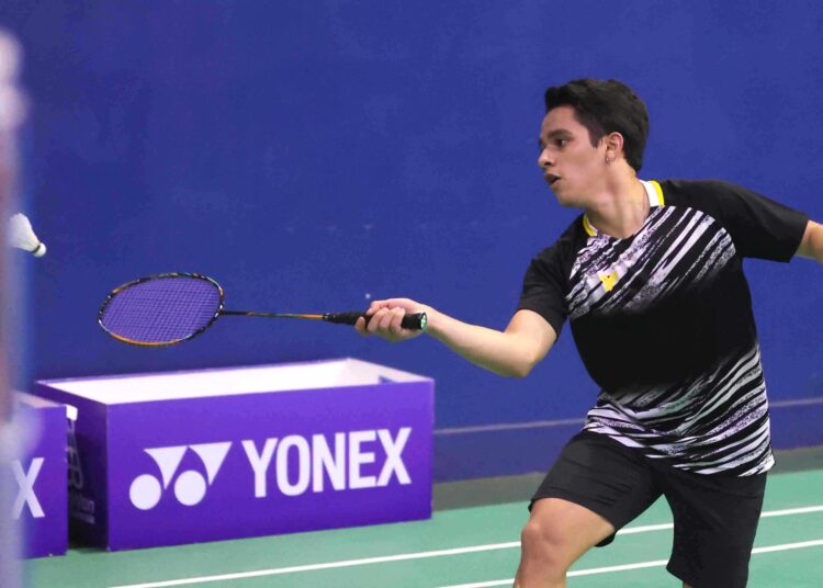 El badmintonista salvadoreño Javier Alas en base de entrenamiento en España