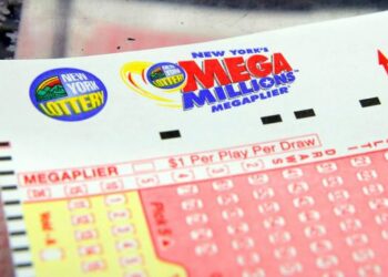 Le roba a su primo un billete de lotería premiado con un millón de dólares y le dice que solo ha ganado 20.000