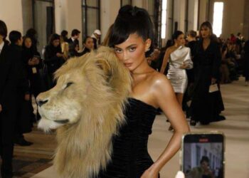 Kylie Jenner desata revuelo tras lucir una cabeza de león en la Semana de la Moda de París