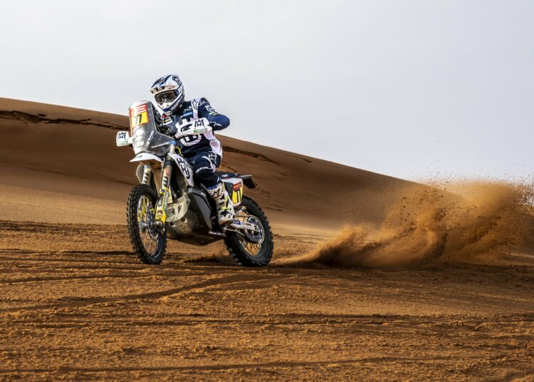El argentino Luciano Benavides dominó el desierto más grande de Arabia Saudita y ganó otra etapa en motos en el Rally Dakar