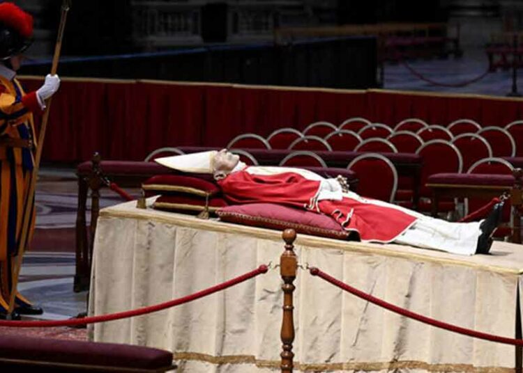 (VIDEOS) Sin cruz pastoral y con zapatos negros, indican que Benedicto XVI no gobernaba