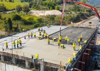 Supervisan la colocación de concreto en el segundo puente del paso elevado en Sacacoyo, La Libertad