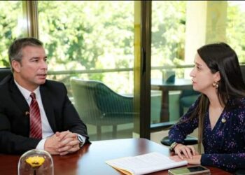 Gobierno destaca atención de salvadoreños en el exterior y el buen clima de seguridad para la atracción de inversión