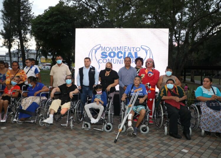 Ministerio de Trabajo entrega sillas de ruedas a personas con discapacidad