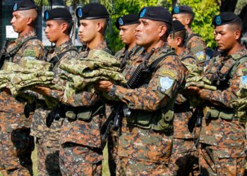 Ministro de Defensa entrega más de 1,500 nuevos uniformes a 4 unidades militares