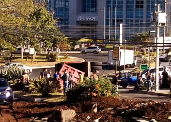 Camión de volteo pierde los frenos y vuelca