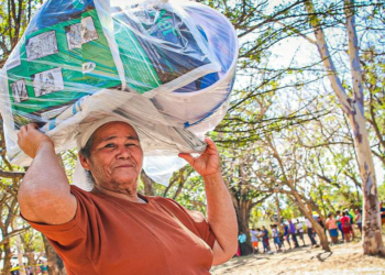 Entregan asistencia humanitaria a más de 300 familias afectadas por sismos en Ahuachapán