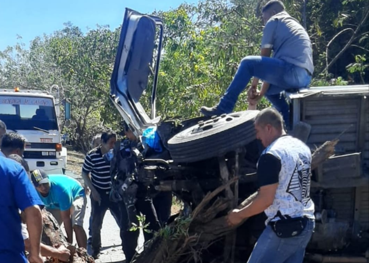 VIDEO | Camión vuelca en carretera Comalapa 