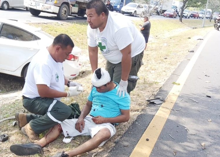 Hombre resulta lesionado en accidente de tránsito en Santa Ana