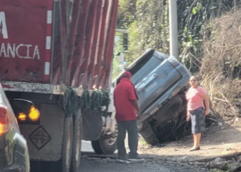 Camioneta choca contra una rastra en calle al Boquerón