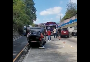 Triple accidente en Alameda Juan Pablo II, San Salvador
