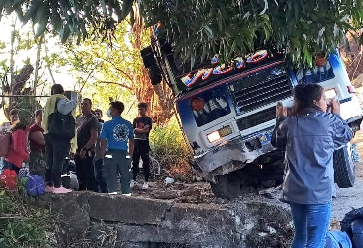 Bus con excursionistas se accidenta en carretera a Metapán