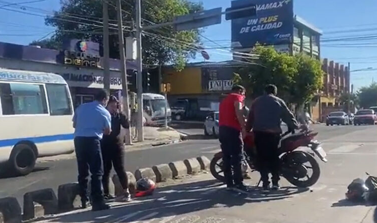 Tres lesionados por accidente en alameda Juan Pablo II