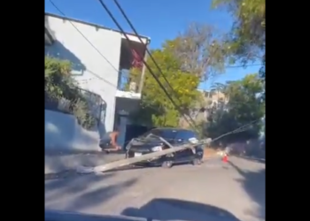 Conductor pierde el control y se estrella en un poste en Mejicanos, San Salvador