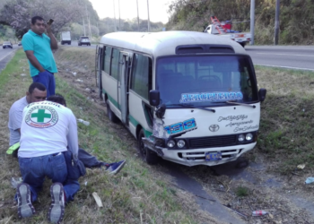 Cuatro lesionados en accidente de tránsito en carretera a Comalapa