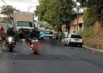 Motociclista invade carril y fallece en accidente de tránsito
