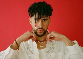 Sale a la luz nuevo video de Bad Bunny arrebatando dos teléfonos a unos fans en una discoteca