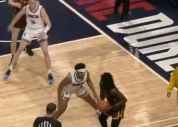 (VIDEO) Un repartidor de comida rápida irrumpió en pleno partido de baloncesto en EEUU