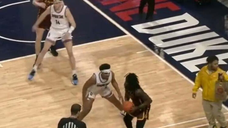 (VIDEO) Un repartidor de comida rápida irrumpió en pleno partido de baloncesto en EEUU