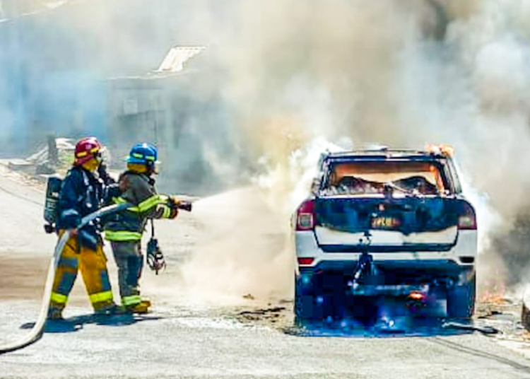 Vehículo se prende en llamas en Soyapango