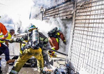 VIDEO | Reportan incendio en tienda de ropa en el centro de San Salvador