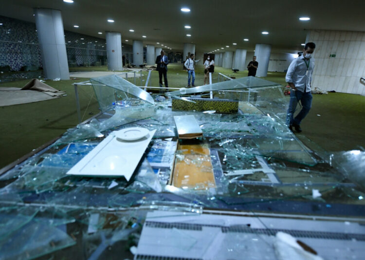 (VIDEO) Imágenes inéditas muestran a bolsonaristas destruyendo el palacio presidencial en Brasilia