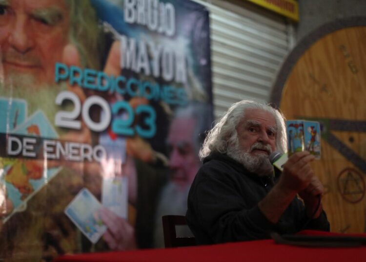 Las predicciones más escandalosas del Brujo Mayor para los artistas en 2023