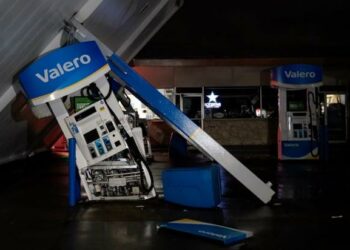 California ordena evacuaciones por tormenta, que deja apagón