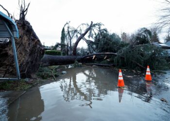 California golpeada por más tormentas, se prepara para posibles inundaciones