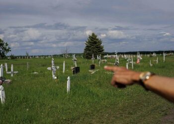 Hallaron otras 66 tumbas sin identificar cerca de un internado católico para niños indígenas en Canadá