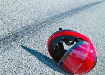 Menor de edad sin licencia resulta lesionado tras accidente en carretera Litoral