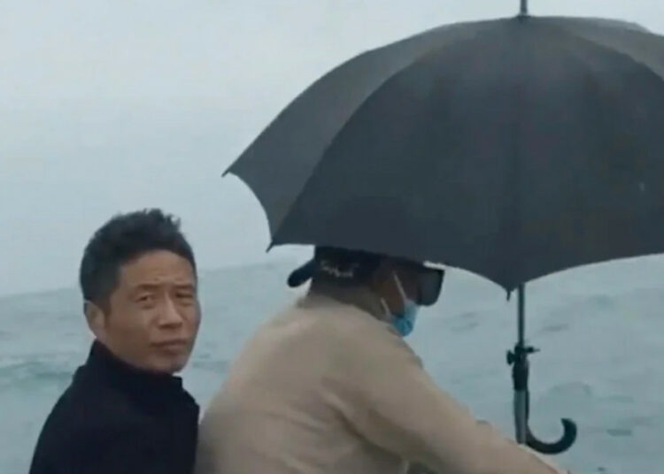 Dos hombres cruzan en bicicleta acuática un estrecho en China para ahorrarse 6 dólares