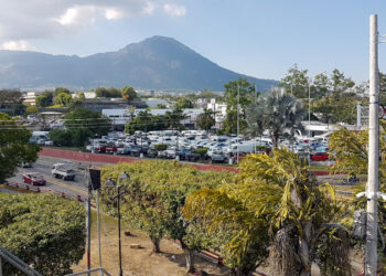 Cielo despejado a medio nublado y ambiente cálido para este domingo