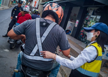 Salvadoreños que manejan de forma responsable reciben de parte del Gobierno implementos de seguridad vial