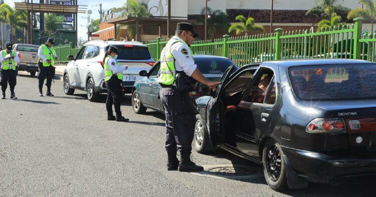 Autoridades desarrollan controles vehiculares en diferentes zonas del país