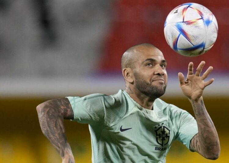 Dani Alves jugó su primer partido de fútbol en prisión